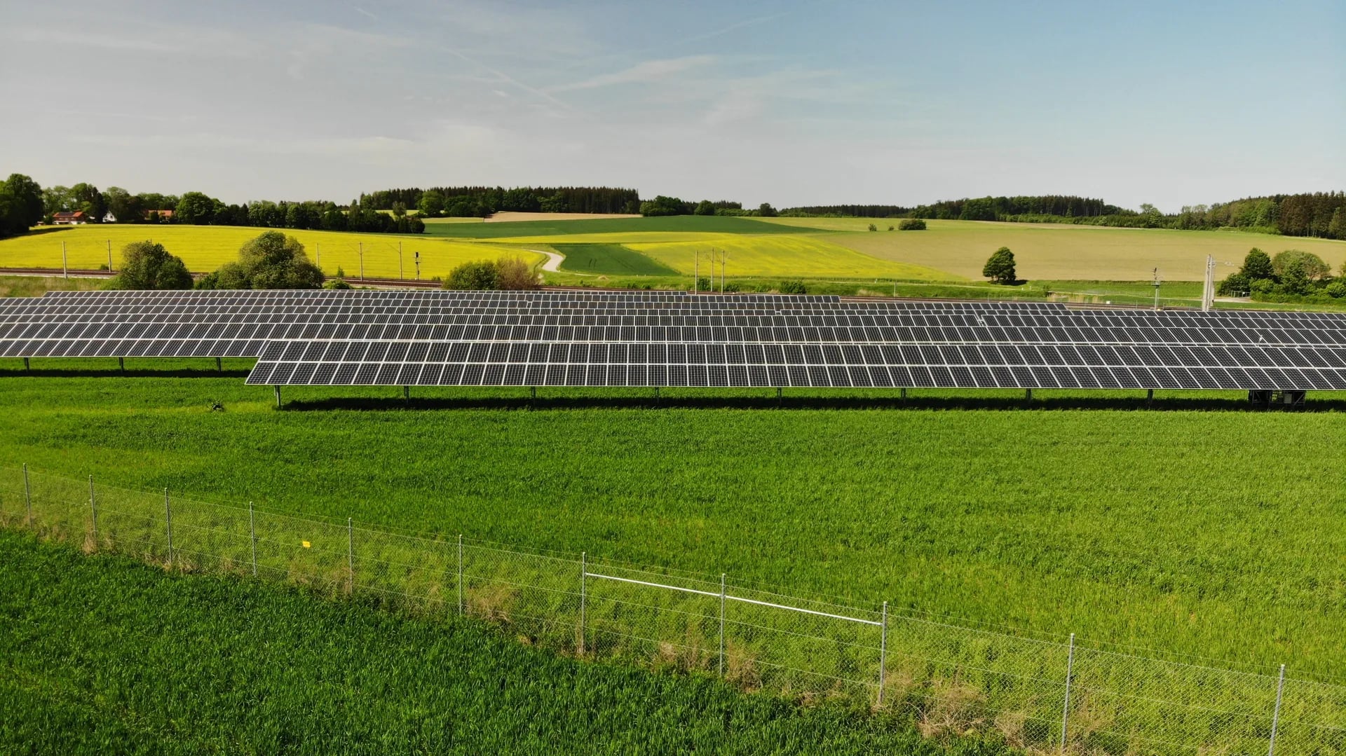 Agri-PV Solaranlage auf grünem Feld mit Landschaft